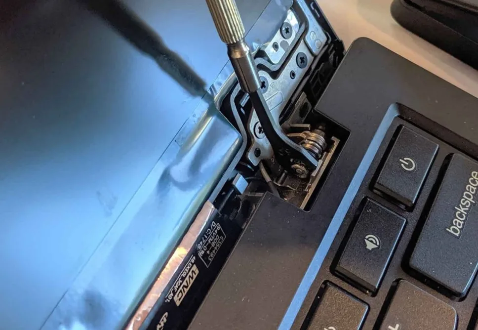 Địa Chỉ Sửa Bản Lề Laptop Bị Gãy, Bung, Lõng Nắp Tại TPHCM